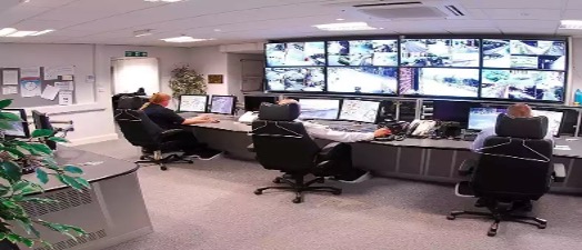 Central de monitoramento própria da LiftControl, com atendentes acompanhando as câmeras em tempo real